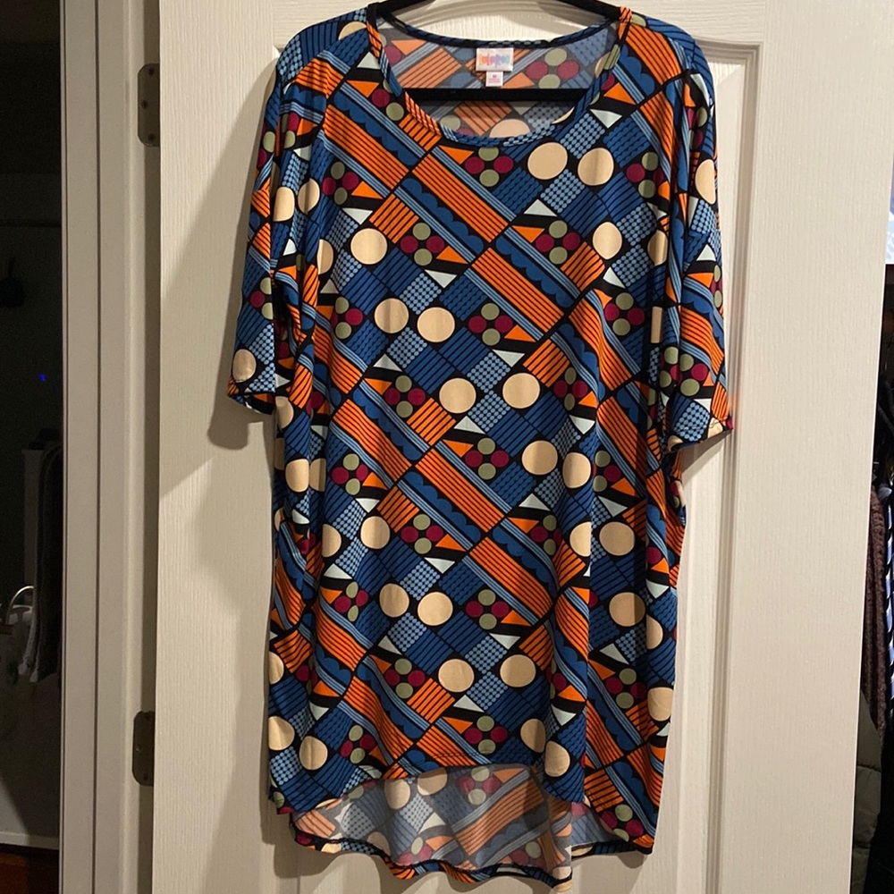 Like new! Lularoe short sleeve pattern top